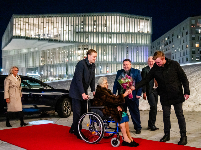 Prinsesse Astrid blei tatt imot av administrerande direktør Geir Bergkastet frå Den Norske Opera & Ballett og Ronnie M. Larsen frå Dissimilis Noreg. Øyvind Rudshagen i Dissimilis-bandet overrekte blomar. Foto: Fredrik Varfjell / NTB